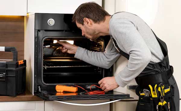 Kami perbaiki kompor gas yang mati atau pemantik yang rusak, serta oven yang tidak panas atau bermasalah dengan elemen pemanas.